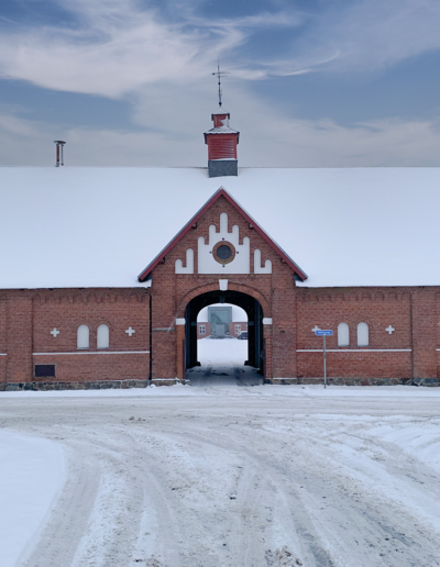 Facaden på Allingskovgård - indgangen til gården og klinikken
